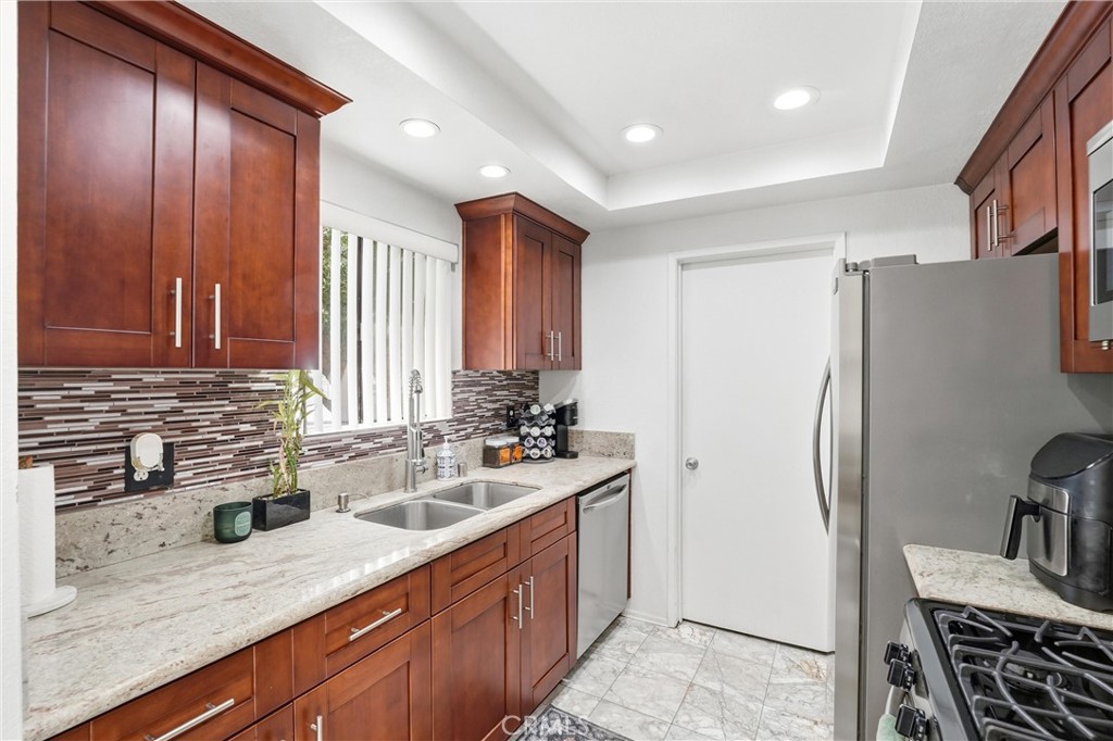 800 Termino Avenue 5