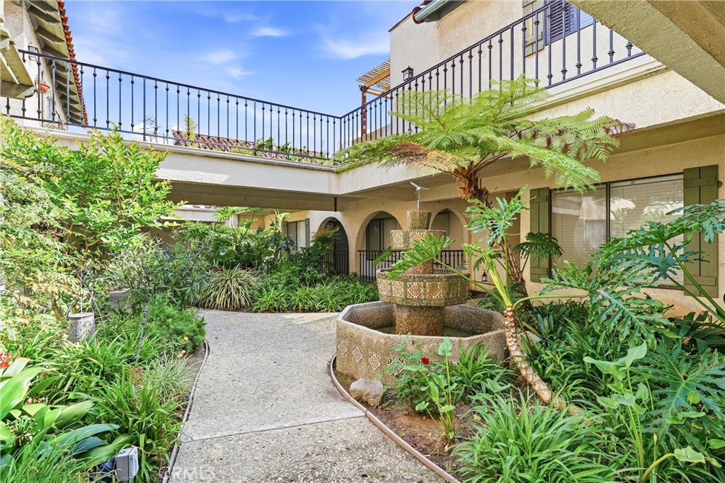 800 Termino Avenue 5