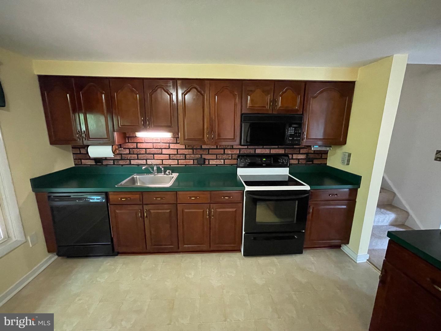 285 Laguna Cir