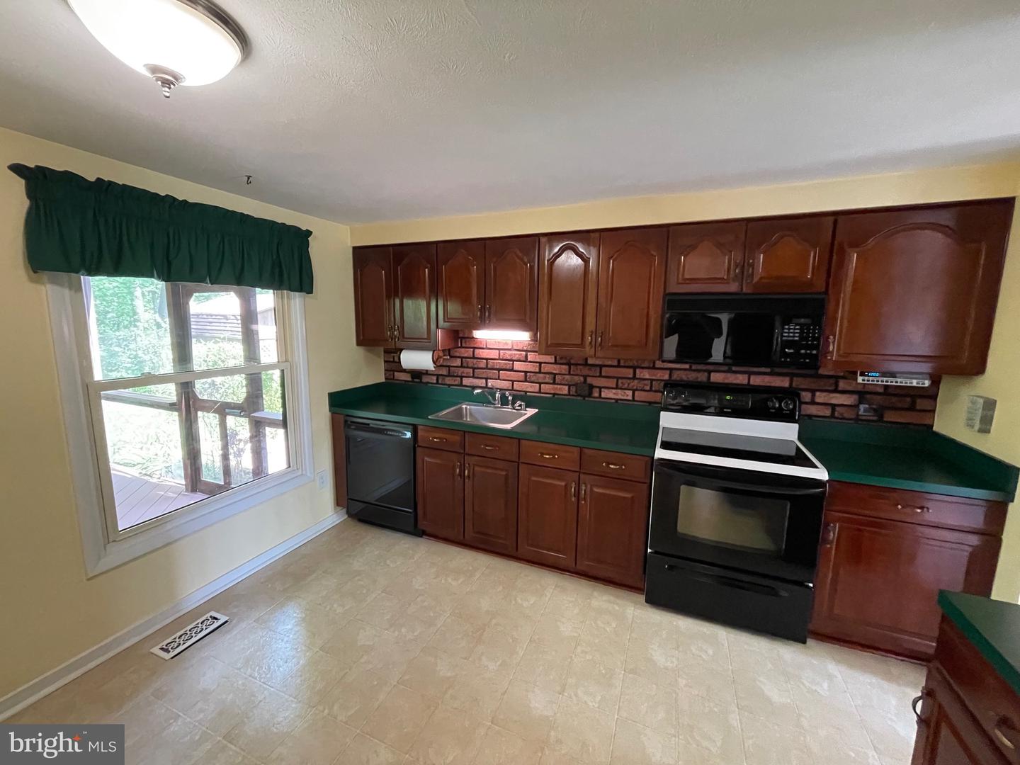 285 Laguna Cir