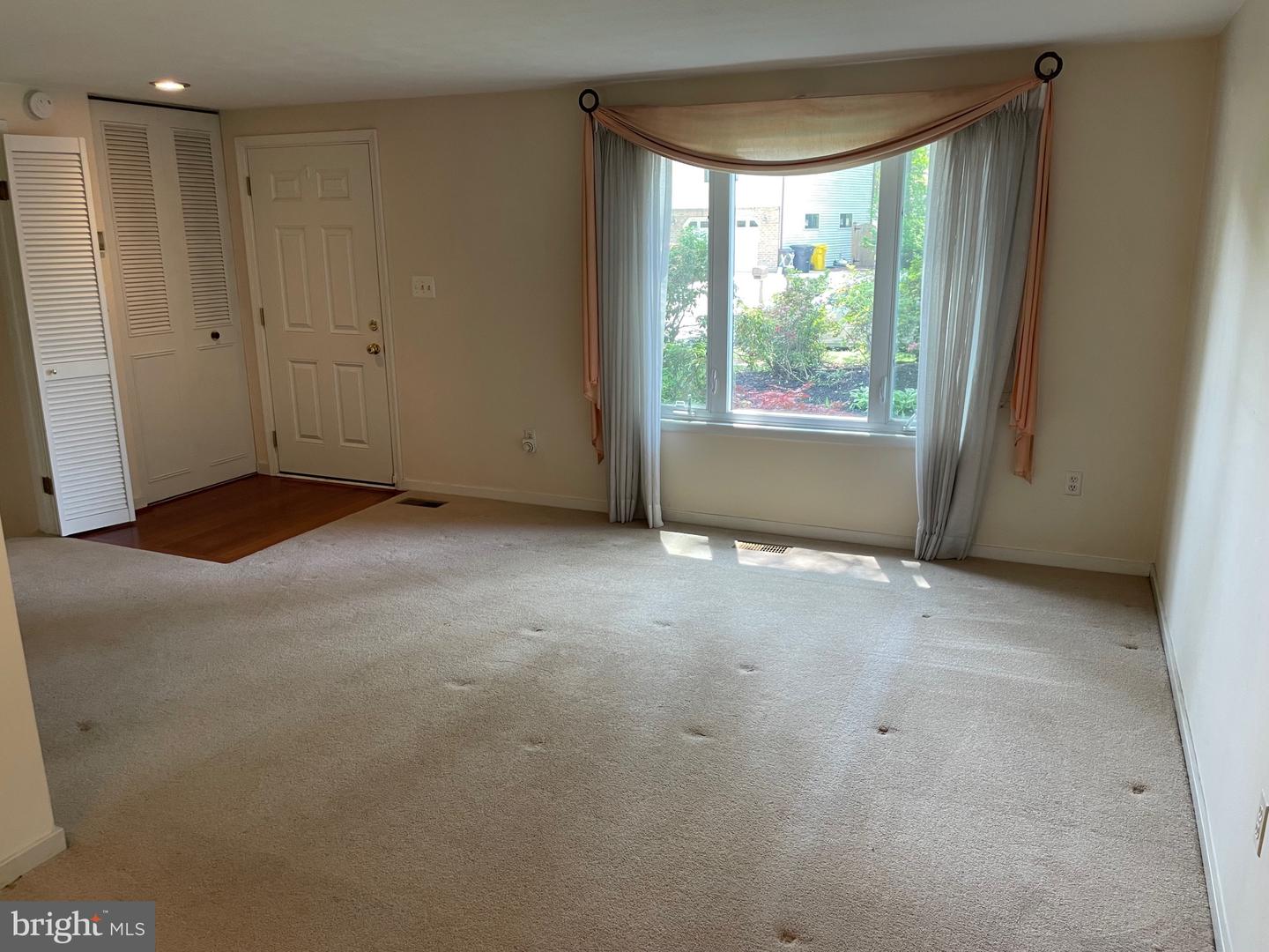 285 Laguna Cir