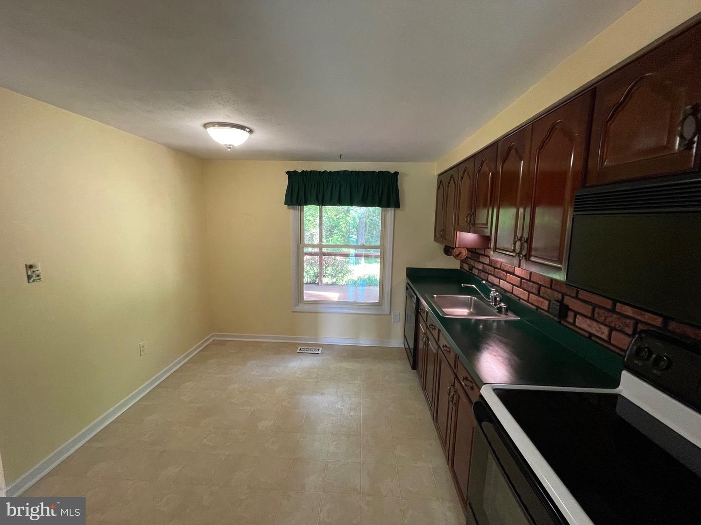 285 Laguna Cir