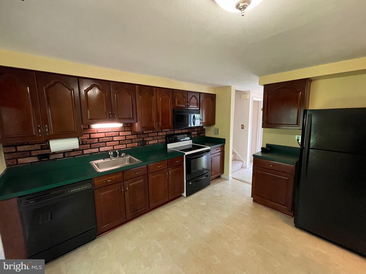 285 Laguna Cir