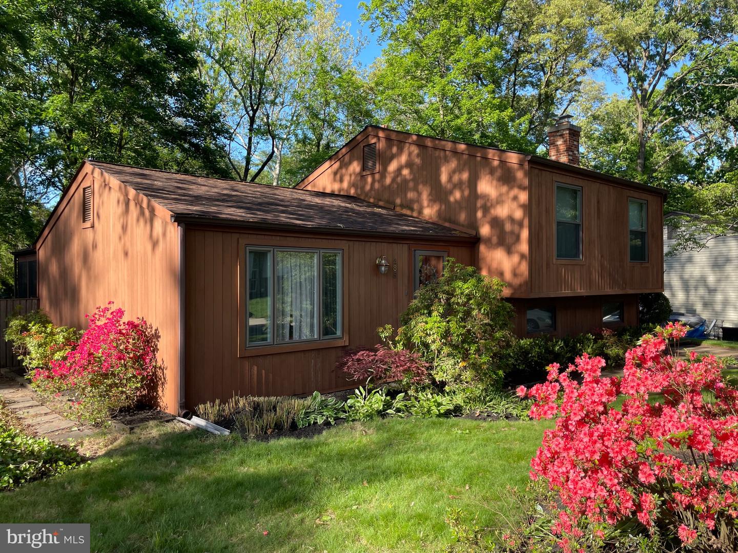 285 Laguna Cir