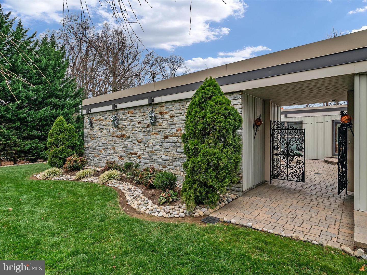 594 Shore Acres Rd