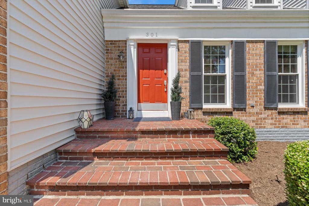 301 Saddle Ridge Rd