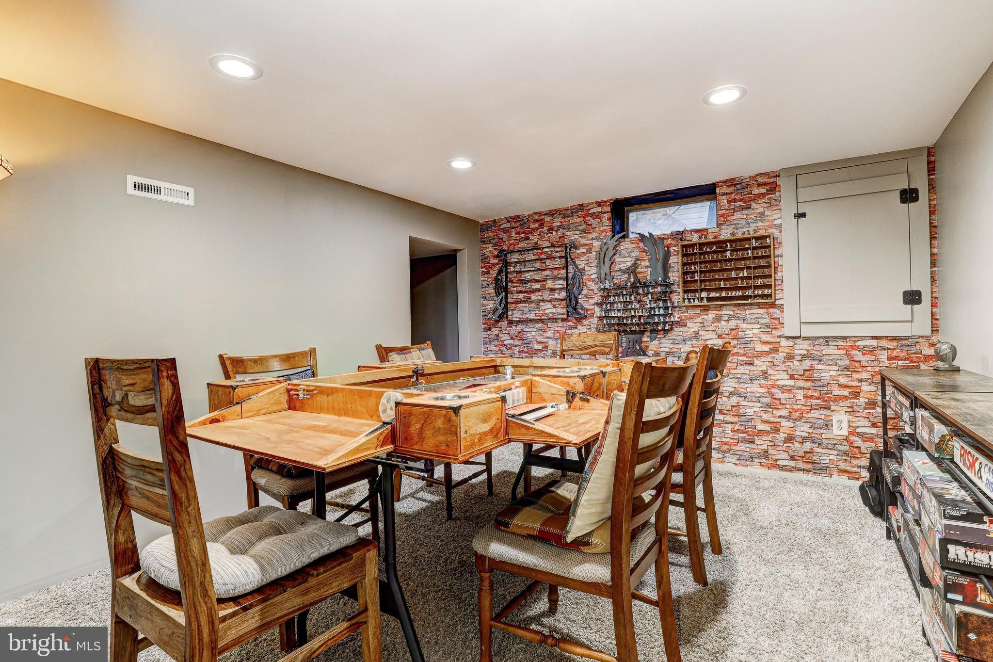 825 Ruxshire Dr