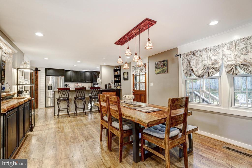 825 Ruxshire Dr
