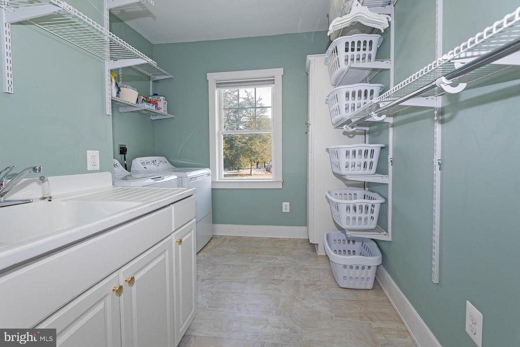 1277 Delmont Rd