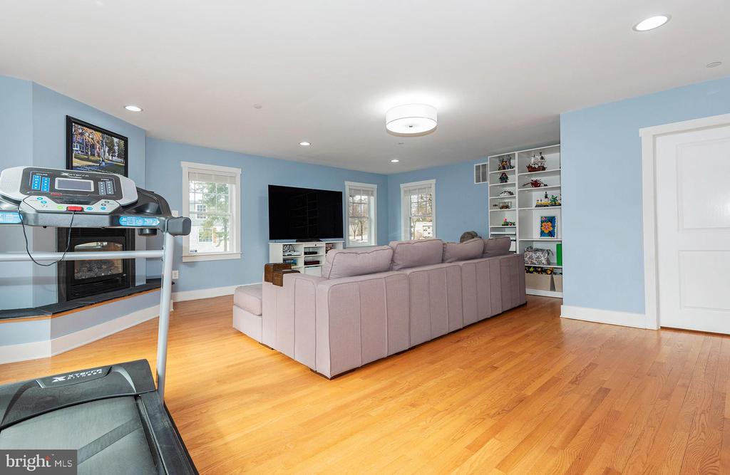 1277 Delmont Rd