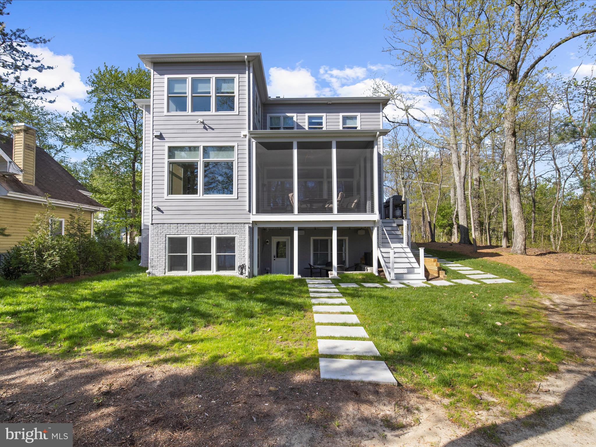 282a North Dr