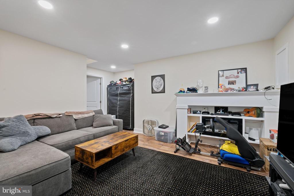 1337 BLACKWALNUT COURT