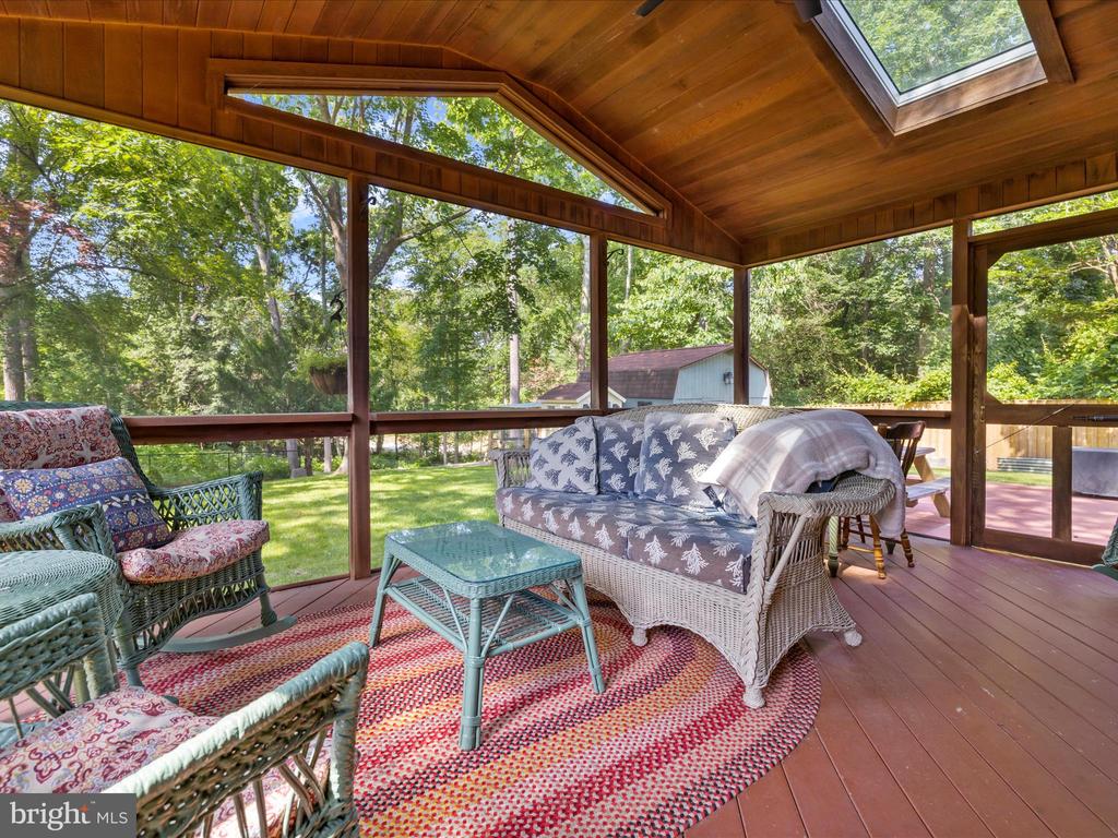 285 Laguna Cir