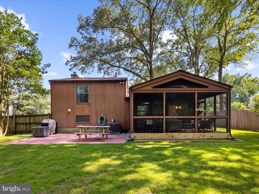 285 Laguna Cir