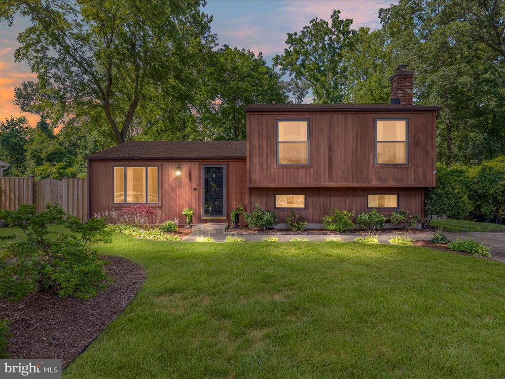 285 Laguna Cir