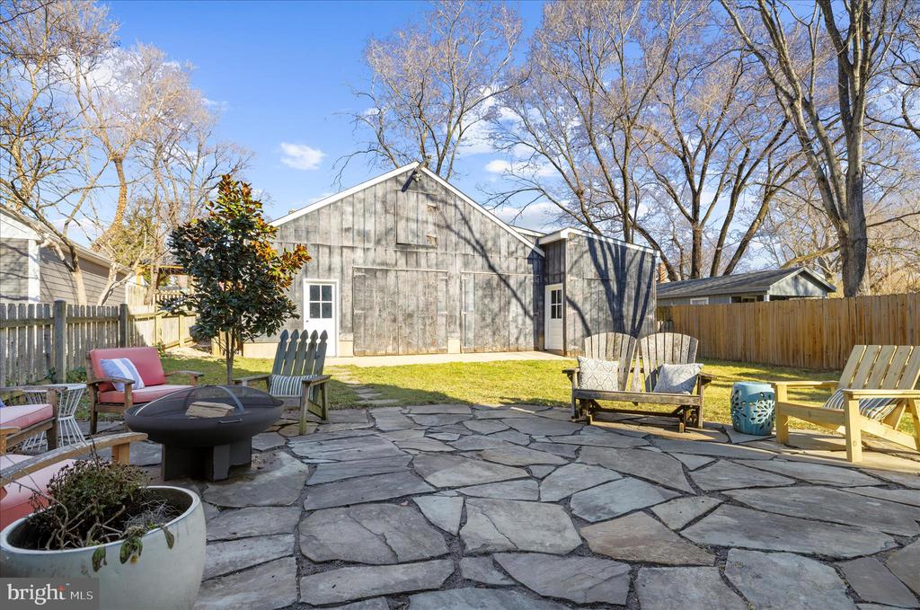 1102 POPLAR AVENUE
