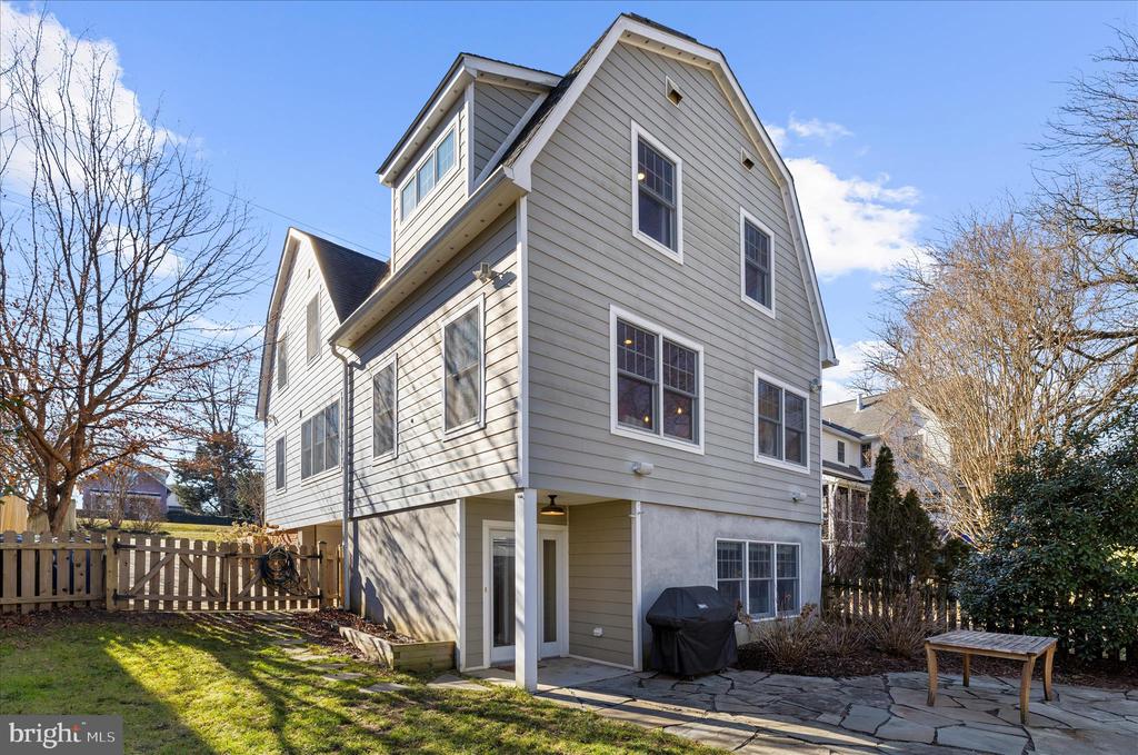 1102 POPLAR AVENUE
