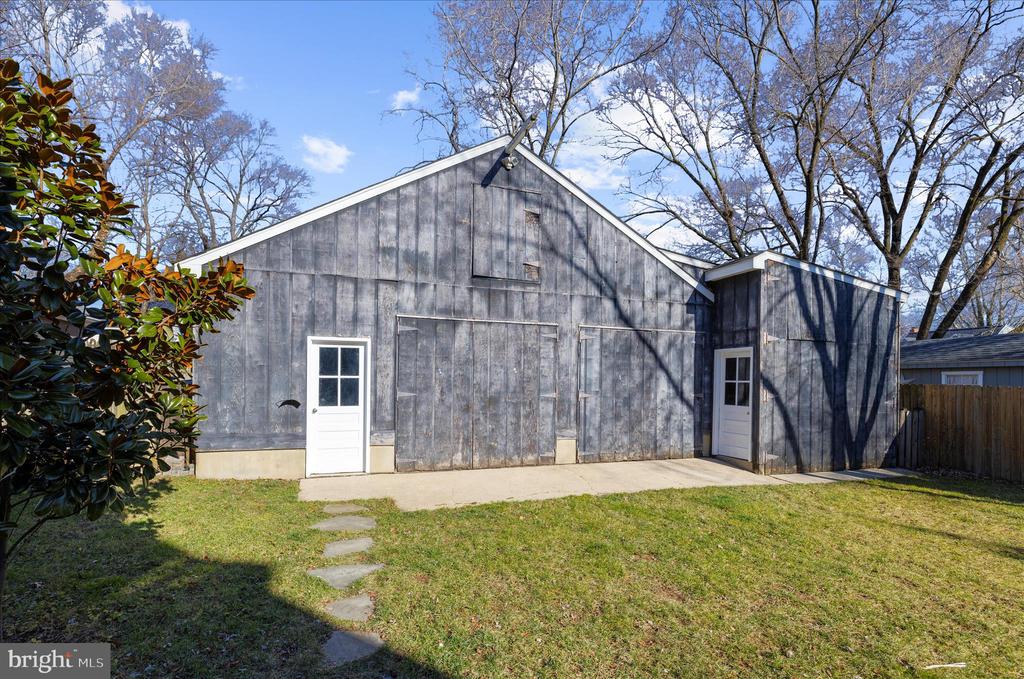 1102 POPLAR AVENUE