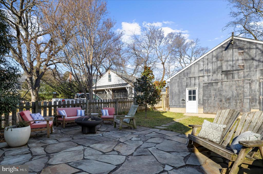 1102 POPLAR AVENUE