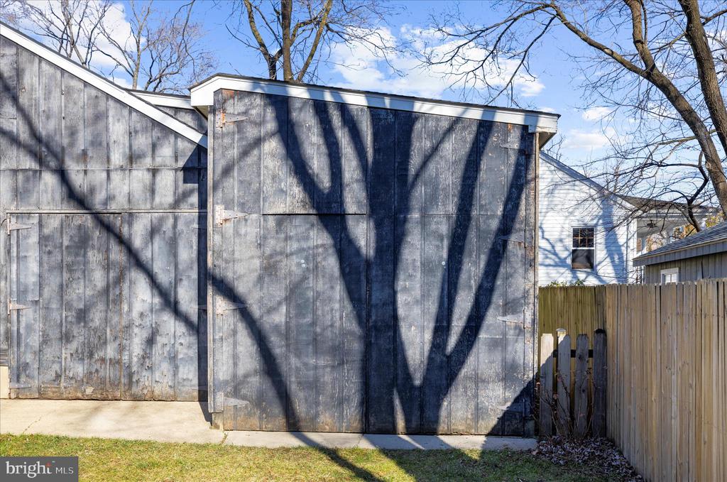 1102 POPLAR AVENUE