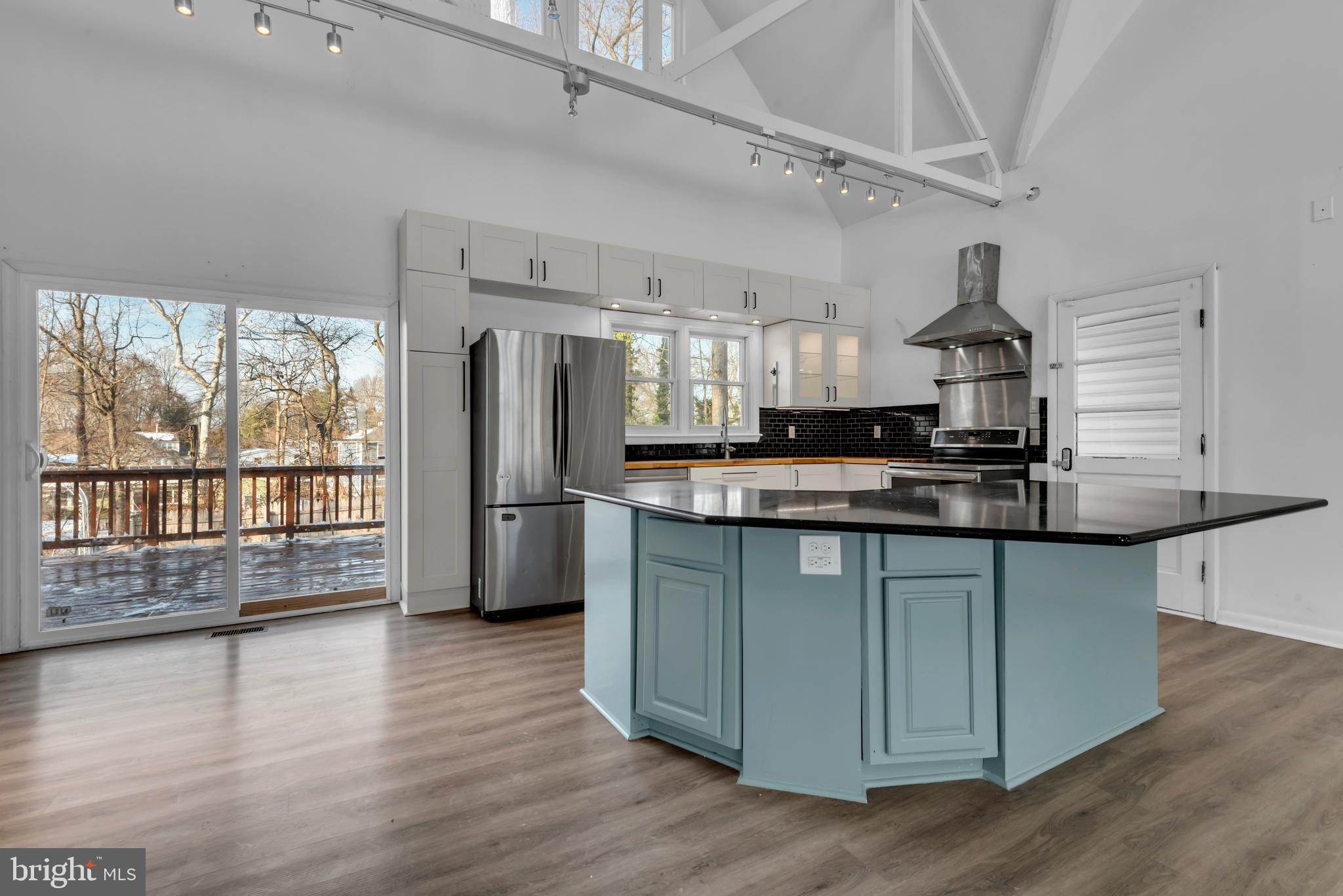 1080 CRESTVIEW DRIVE