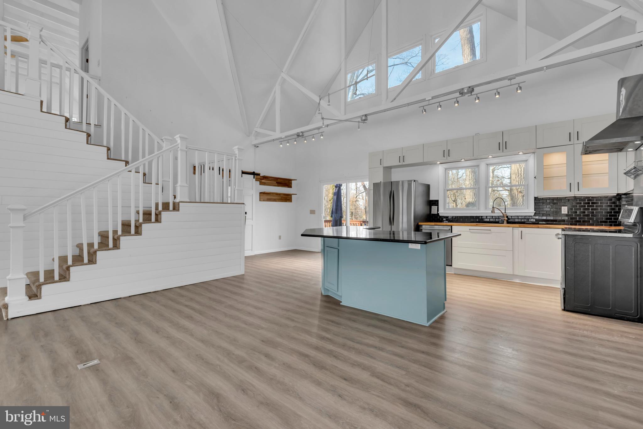 1080 CRESTVIEW DRIVE