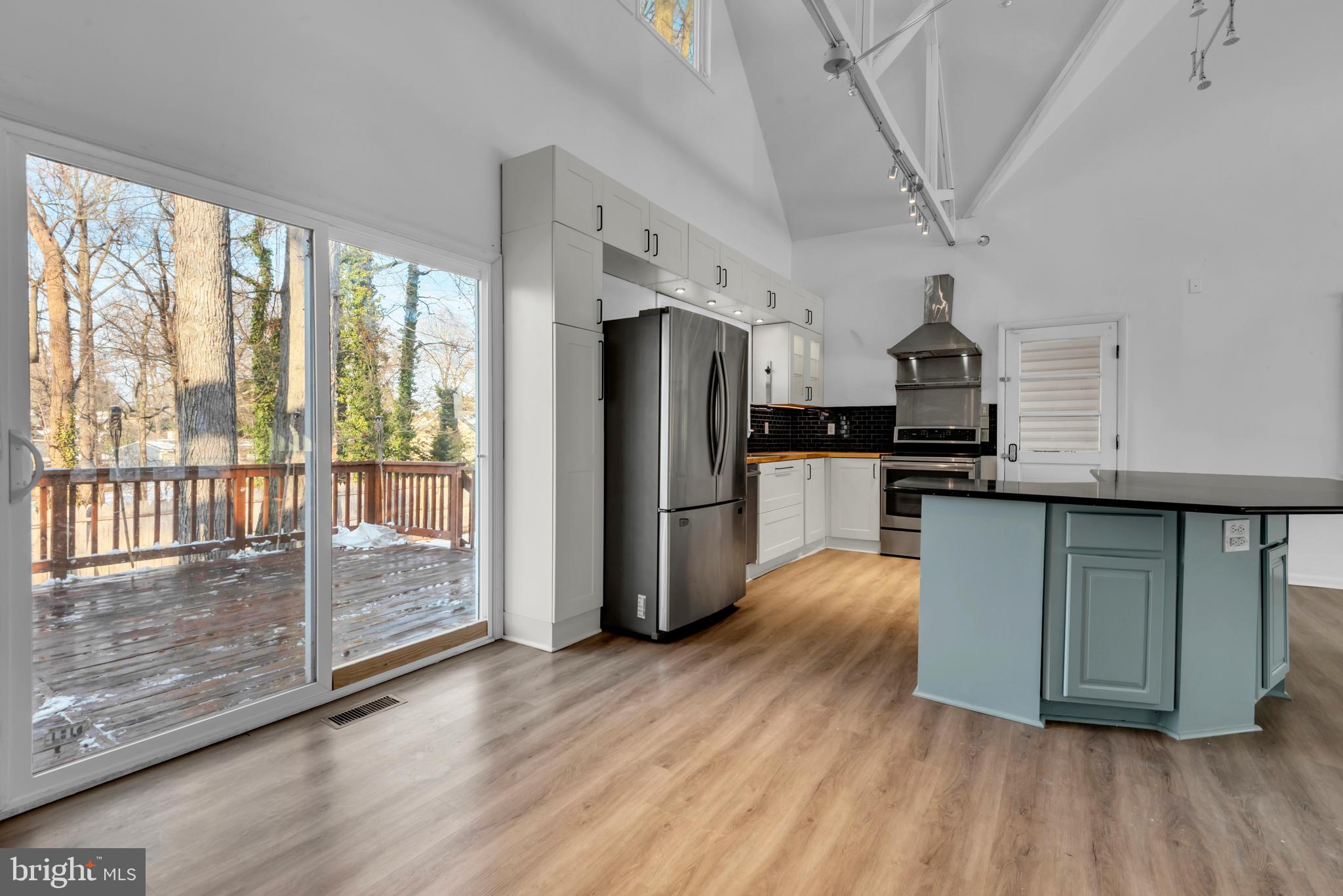 1080 CRESTVIEW DRIVE