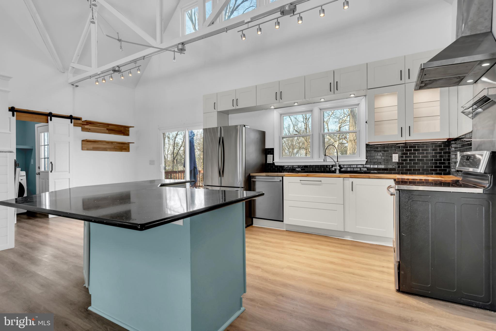 1080 CRESTVIEW DRIVE