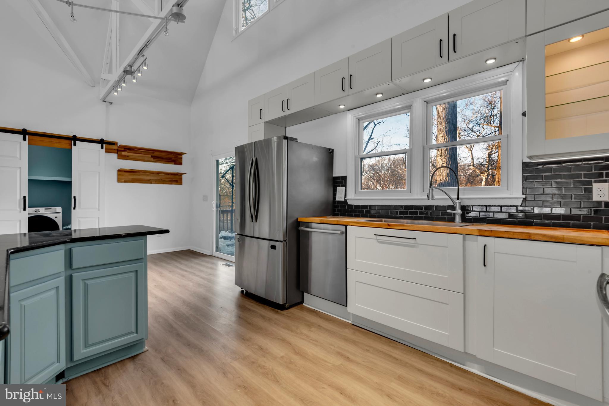 1080 CRESTVIEW DRIVE