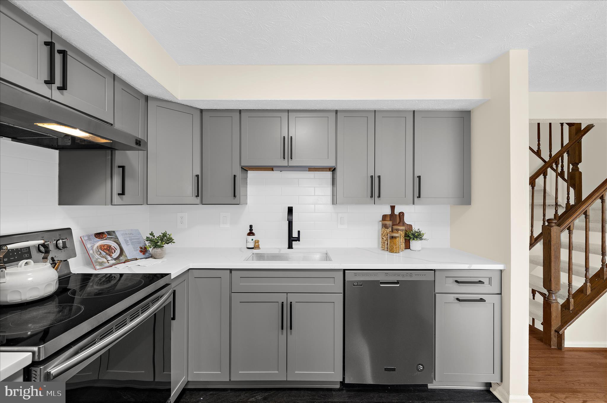 8214 SHADY NOOK COURT