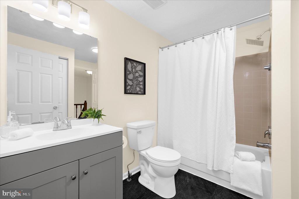 8214 SHADY NOOK COURT