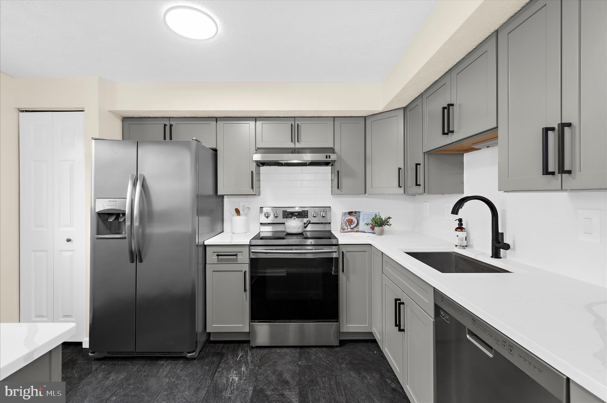 8214 SHADY NOOK COURT