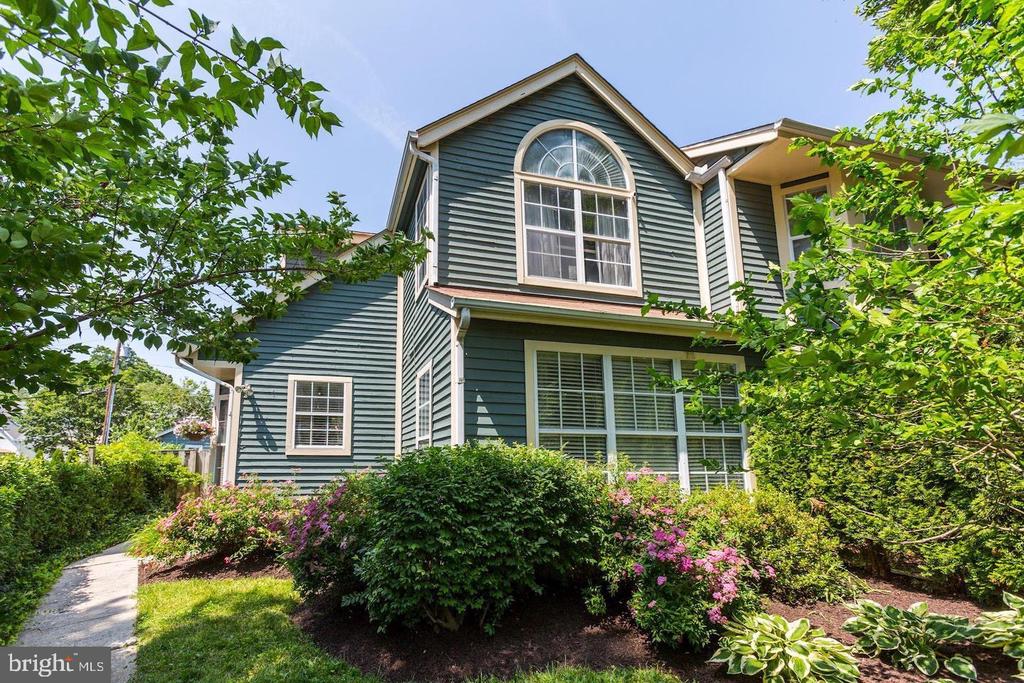 922 YACHTSMAN WAY