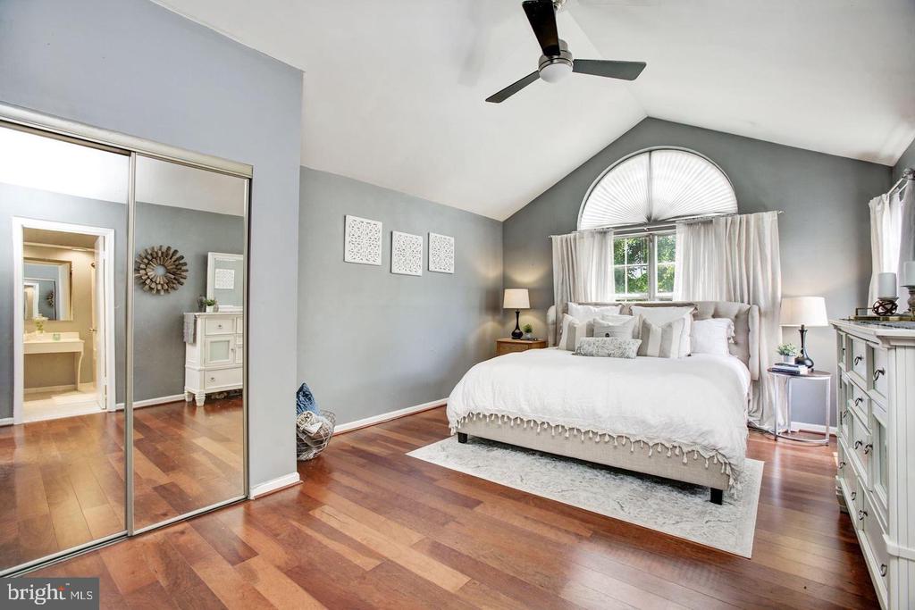 922 YACHTSMAN WAY