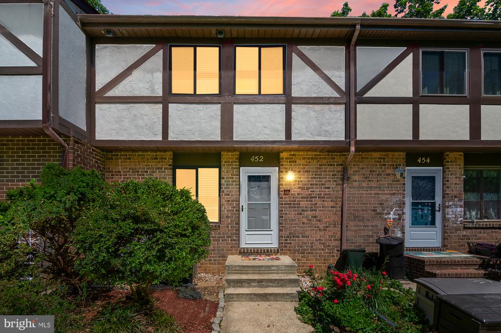 452 KNOTTWOOD COURT