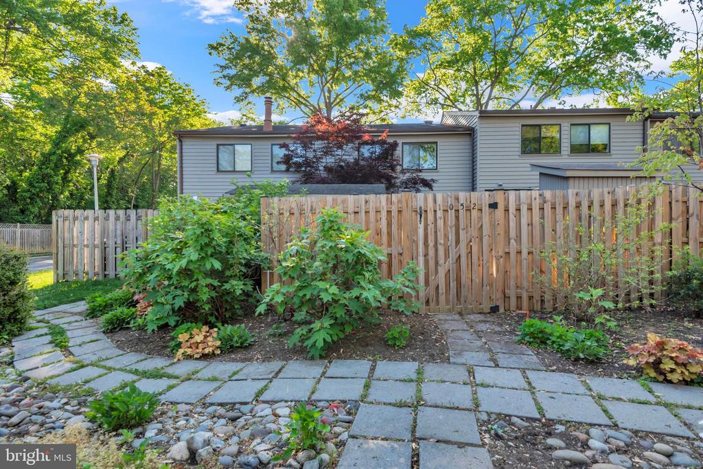 1052 CEDAR RIDGE COURT