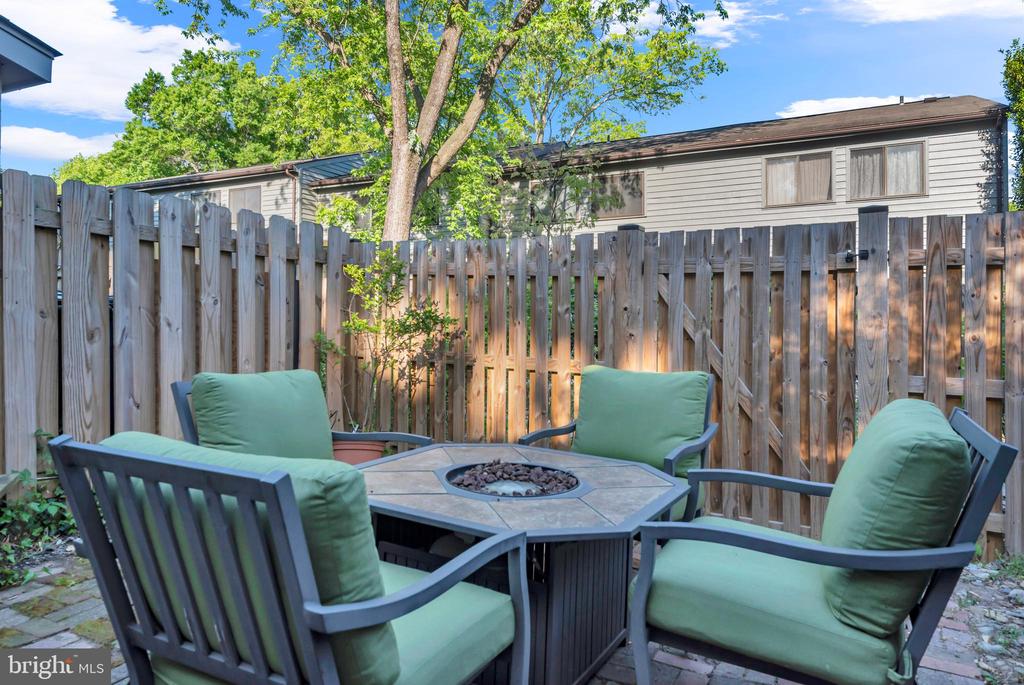 1052 CEDAR RIDGE COURT