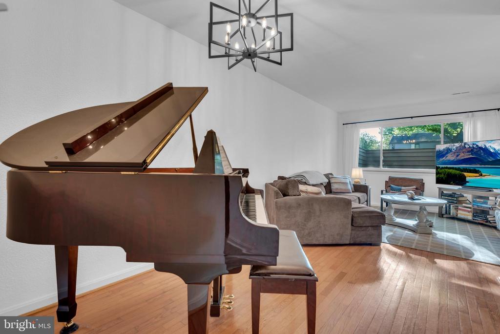 1052 CEDAR RIDGE COURT