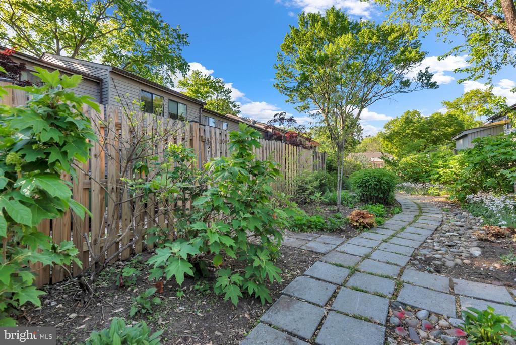 1052 CEDAR RIDGE COURT