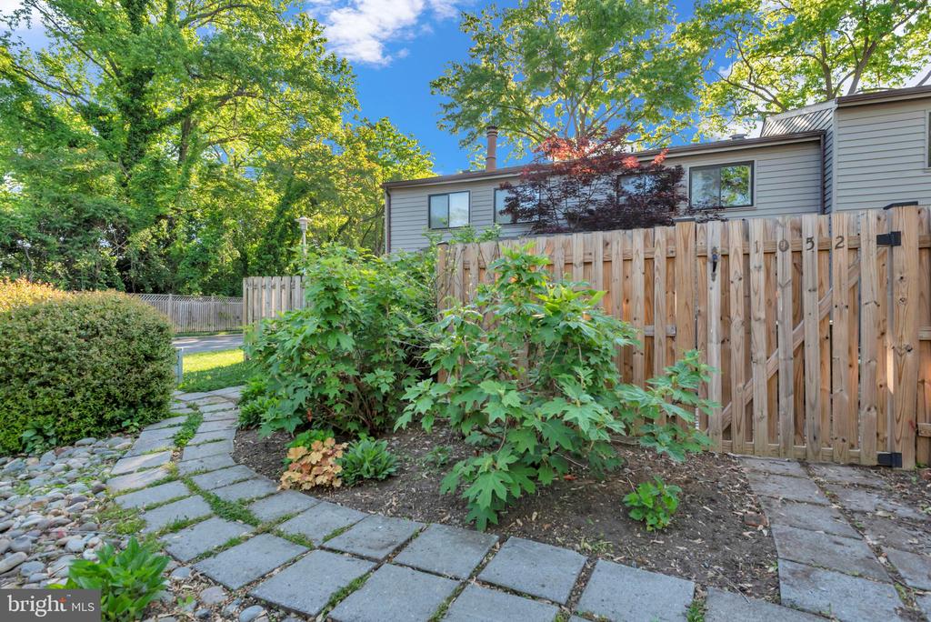 1052 CEDAR RIDGE COURT