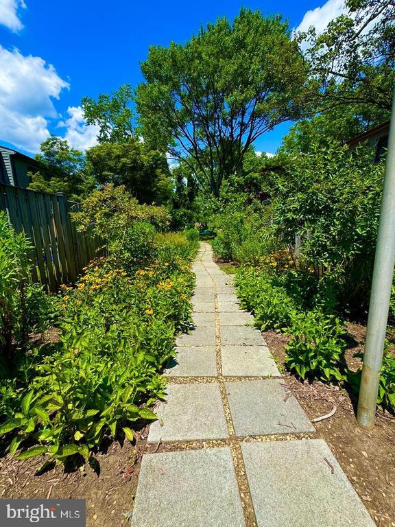 1052 CEDAR RIDGE COURT