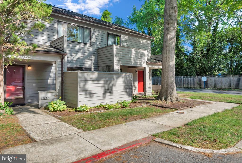 1052 CEDAR RIDGE COURT