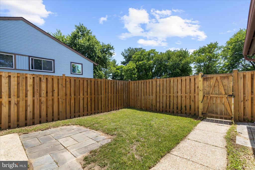 1729 ABERDEEN COURT