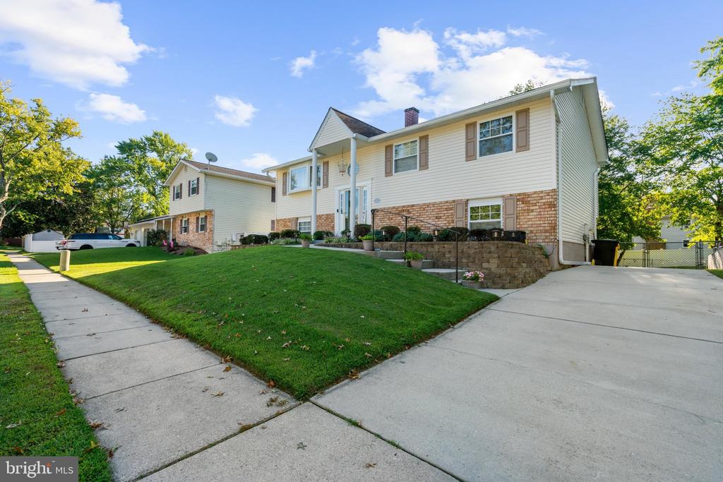 852 MEADOW HEIGHTS LANE
