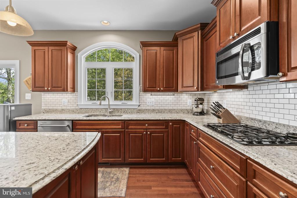 1905 RESTING RIDGE LANE