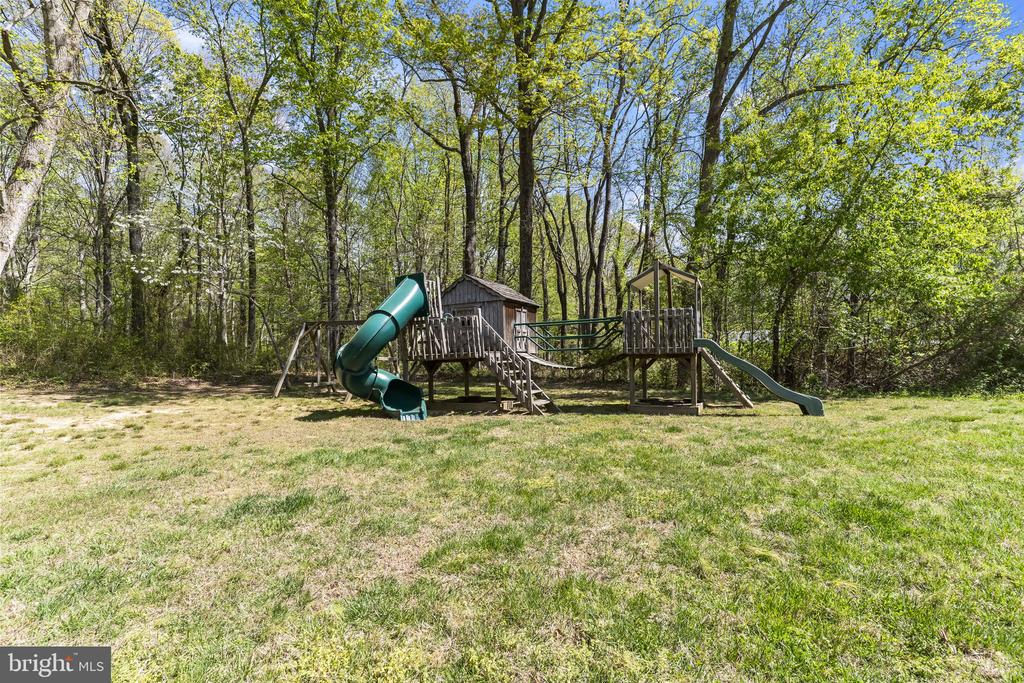 1905 RESTING RIDGE LANE