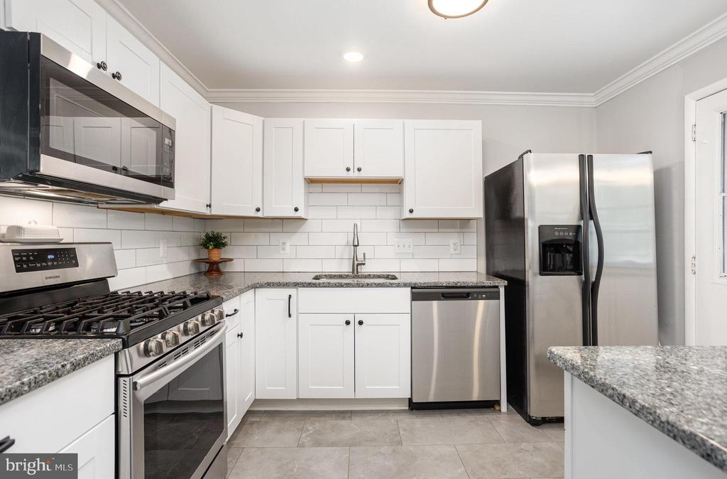 605 BANYAN COURT