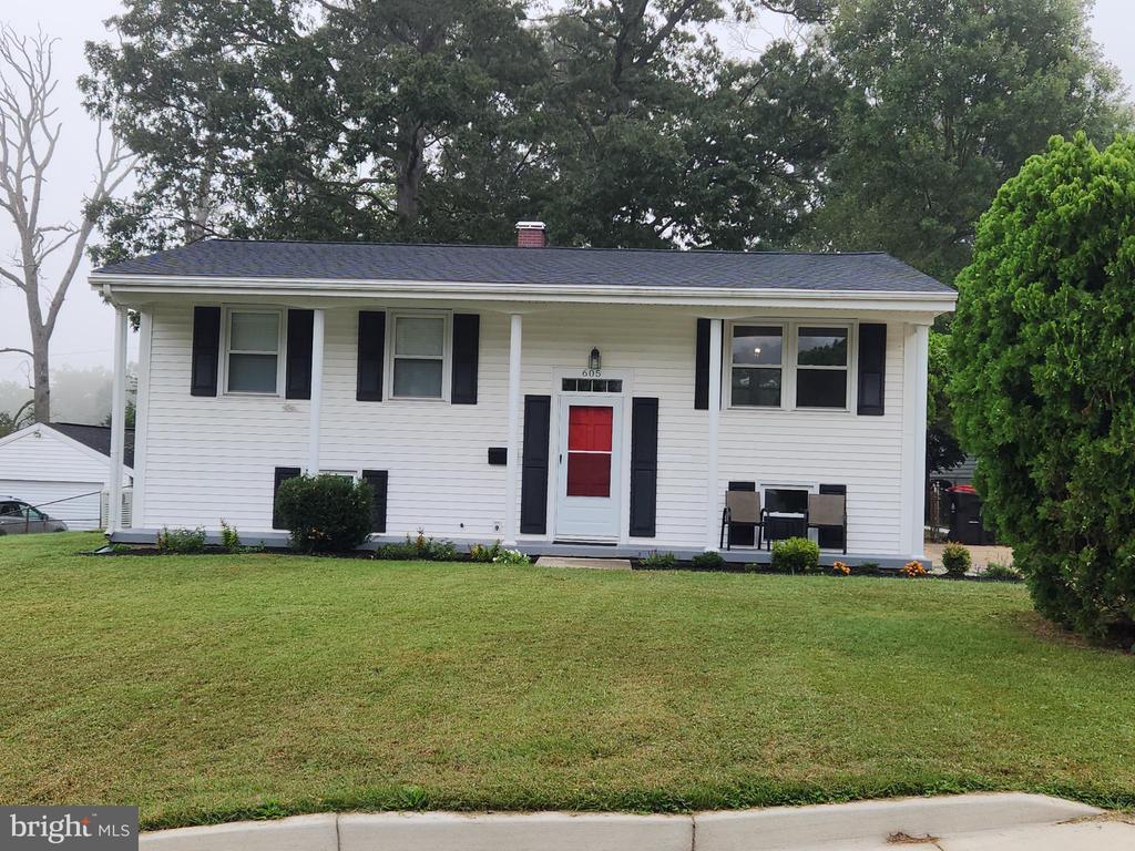 605 BANYAN COURT