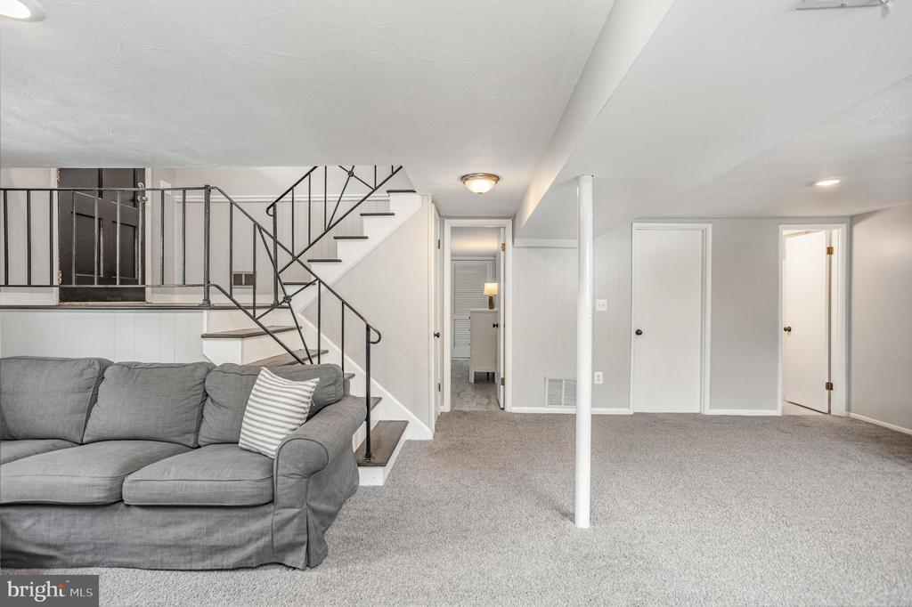 605 BANYAN COURT