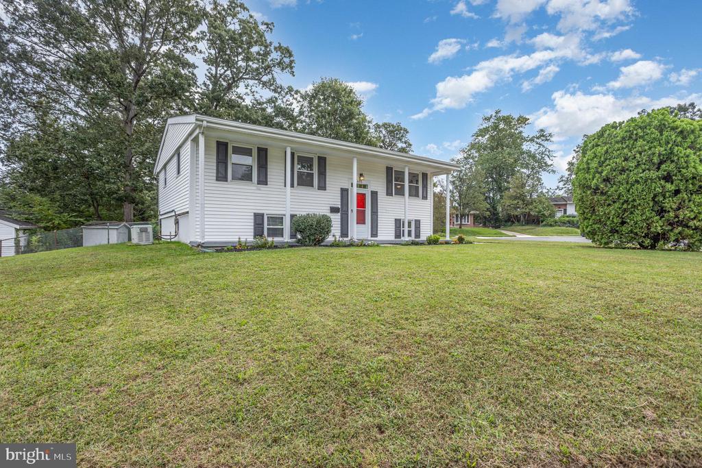 605 BANYAN COURT